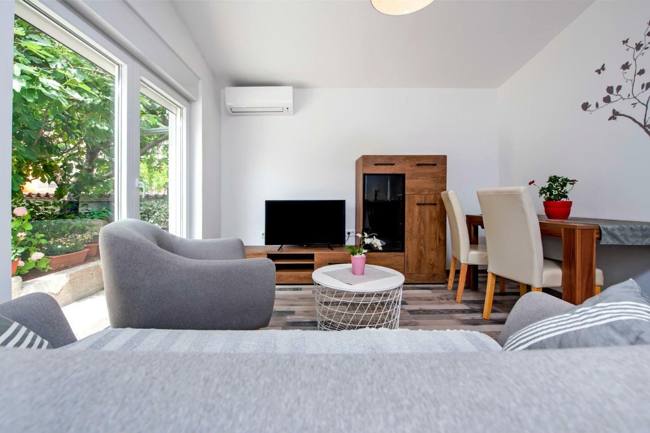 Paola Cozy Apartment Ровінь Екстер'єр фото