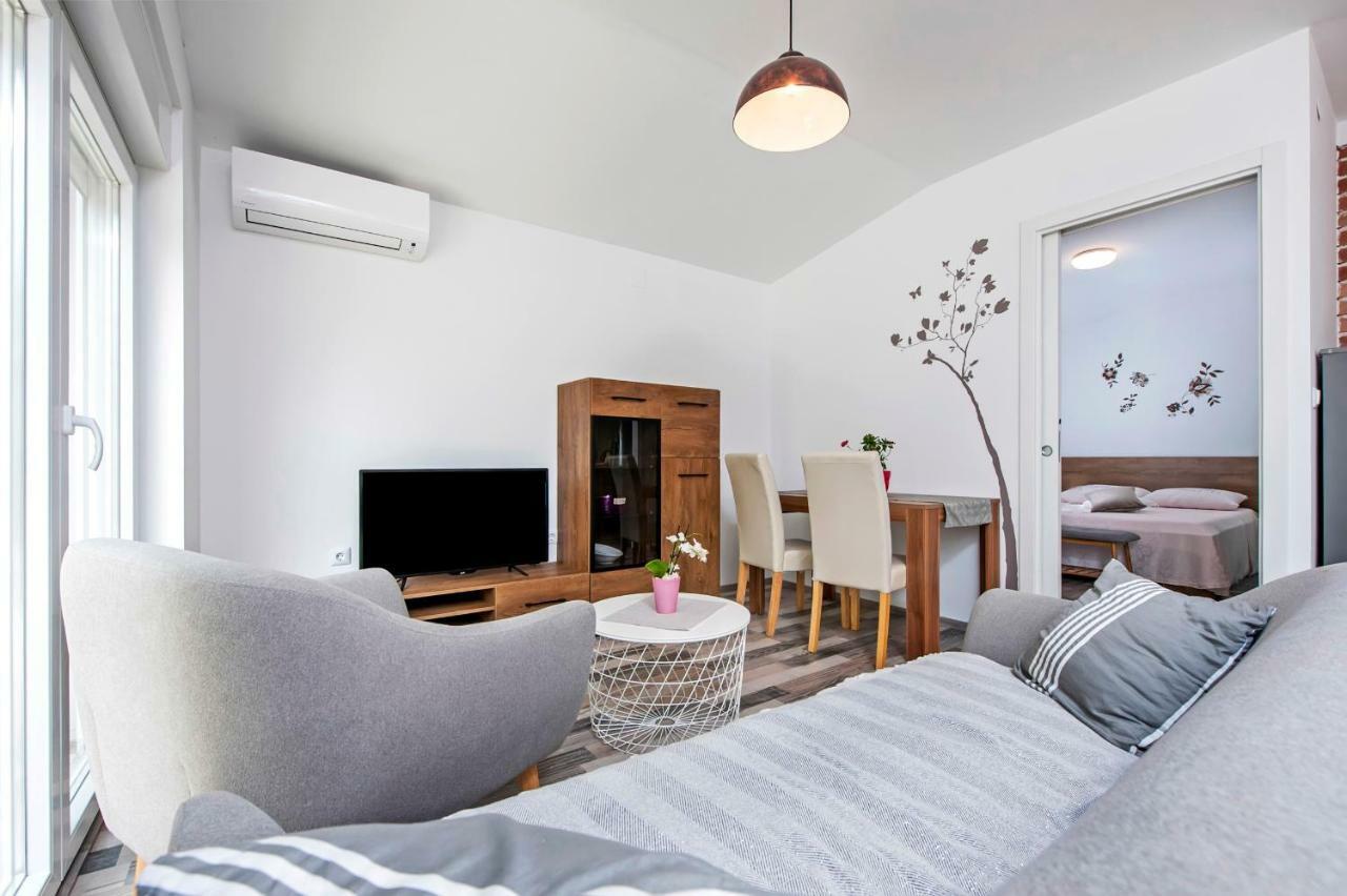 Paola Cozy Apartment Ровінь Екстер'єр фото